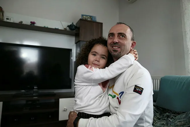 Türkiye’yi ağlatan minik Ecem koronavirüsü atlatan sağlıkçı babasına kavuştu - 6