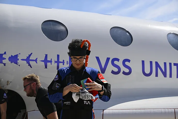 Türkiye’nin ikinci uzay yolcuğu sonrası Atasever Türk ve Azerbaycan bayrakları açtı! Gazze’yi unutmadı: Dünyaya kefiyeli mesaj