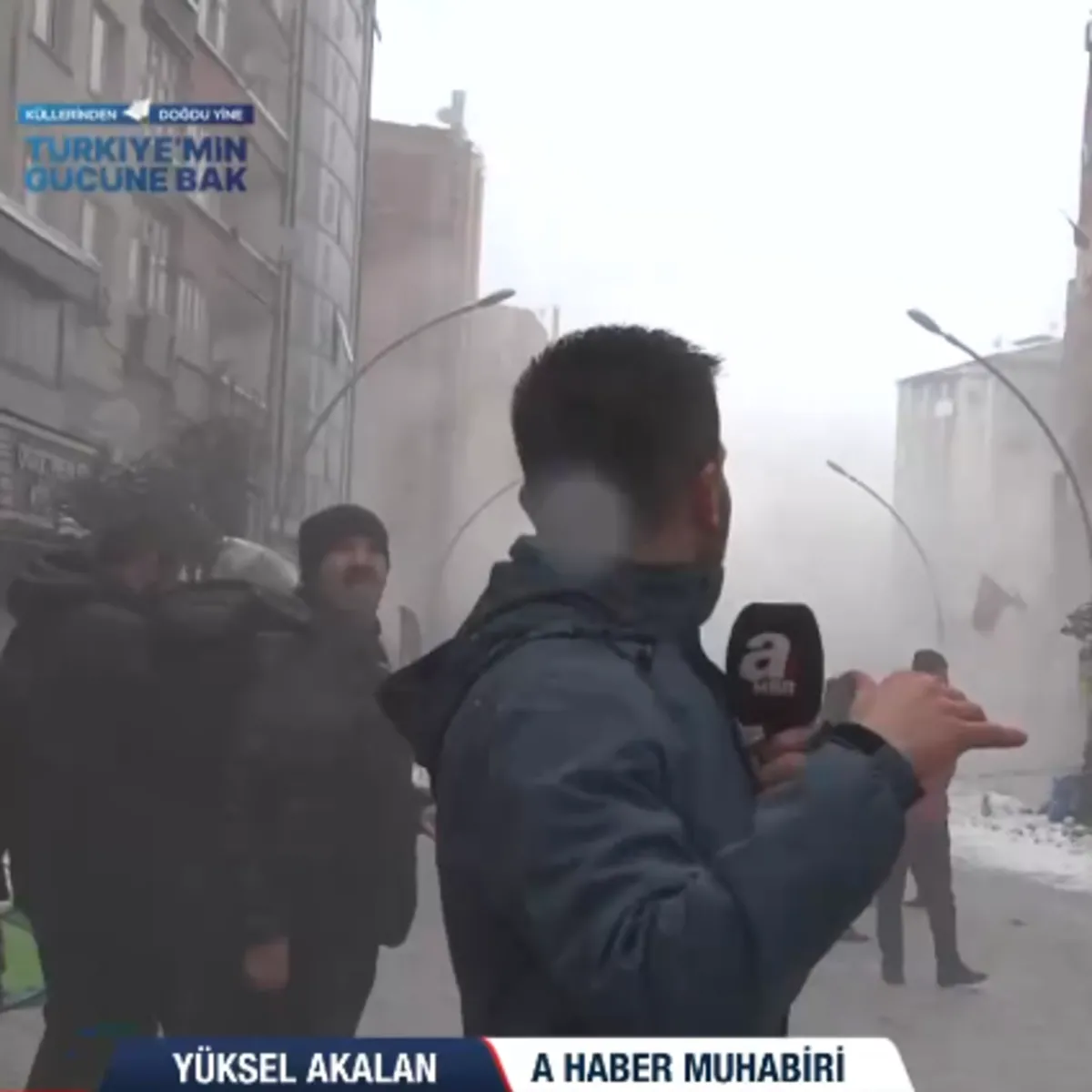 A Haber Malatya'da deprem anlarını böyle kaydetmişti! Depremzede kızı kucağında taşıdı: 'Korkma geçti'