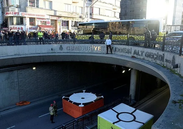 1680944828372.jpeg Taksim'de ilginç olay! Ukraynalı eski polisten "savaşı durdurun" sloganıyla intihar girişimi - 2