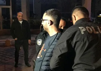Adana'da polise ve ekip aracına çarpıp kaçan sürücü yakalandı