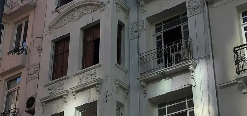 Son dakika: İstanbul'da artçı sarsıntılarda balkon çöktü