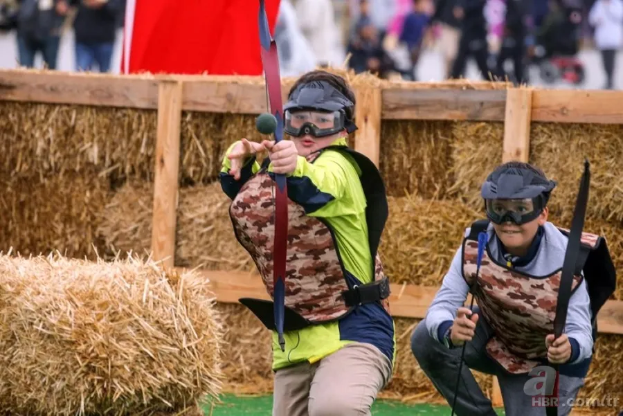 Bakan Berat Albayrak ve Bilal Erdoğan'ın çocukları Etnospor Kültür Festivali'nde ok attı 3