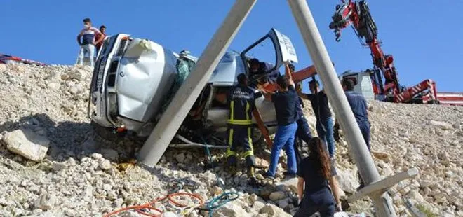 Antalya’da beton direğe çarpan otomobildeki kadın öldü, oğlu ve eşi yaralandı