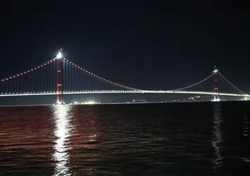 İstanbul'un köprüleri turuncuya büründü