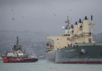 Yeniköy'de karaya oturan yük gemisi kurtarıldı