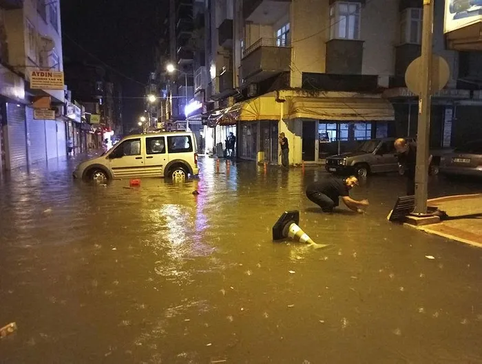 1720330607043.jpeg Samsun'da etkili olan yağış nedeniyle caddeler ve dükkanlar su altında kaldı - 1