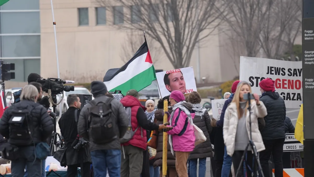 Gazze Barış Kurulu toplantısından protesto: 2 Filistin destekçisi gözaltında