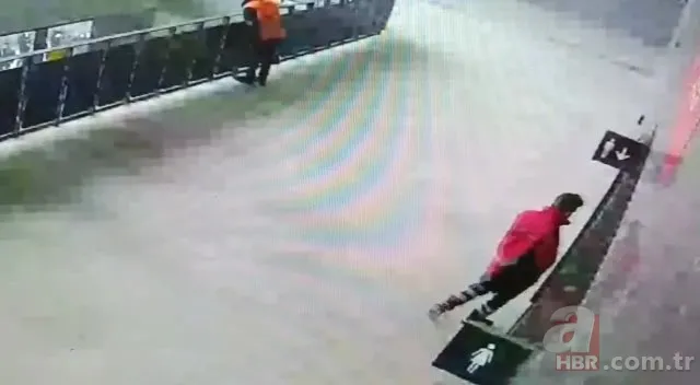 Göztepe - Altay maçı olaylar nedeniyle tatil edildi! İşaret fişeği ve sisin stadyuma sokulmasına dair görüntüler ortaya çıktı 13