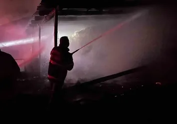 Ampulün patladığı samanlıkta yangın çıktı küçükbaş hayvan son anda kurtarıldı