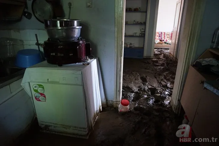 Sel felaketinin ardından evi balçıkla kaplandı! Engelli çiftin imdadına emniyet yetişti