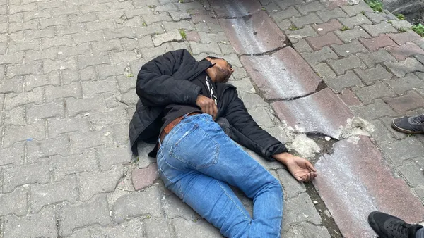 hirsizin-basina-gelmeyen-kalmadi-once-catidan-dustu-sonra-merdivenden-1653552853217.jpg Hırsızın başına gelmeyen kalmadı! Önce çatıdan düştü sonra merdivenden - 1