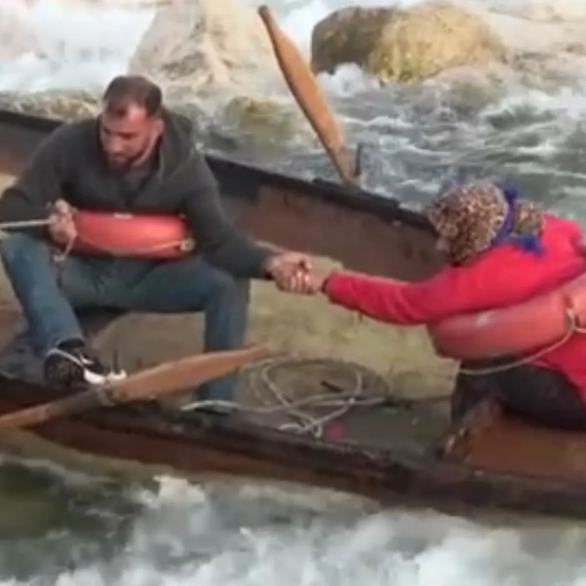 Seyhan Nehrinde can pazarı: Ele ele tutuşup yardım beklediler