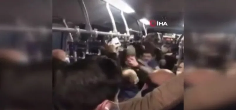 Metrobüste tekmeli yumruklu kavga kamerada