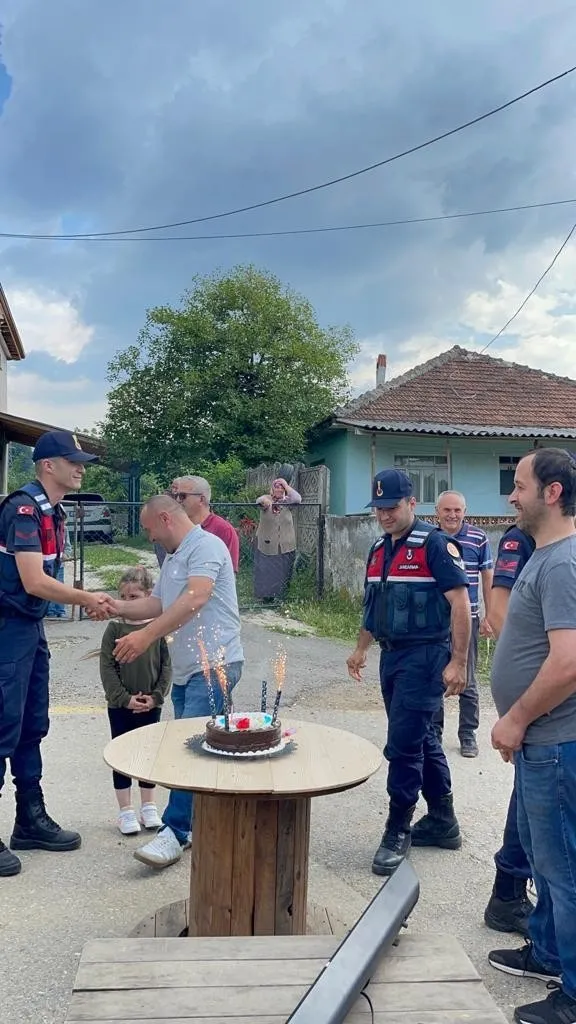 sakaryada-jandarmaya-ilginc-surpriz-vatandas-jandarma-teskilatinin-183-kurulus-yil-donumunde-ekiplere-pasta-ke-1655283013163.jpg