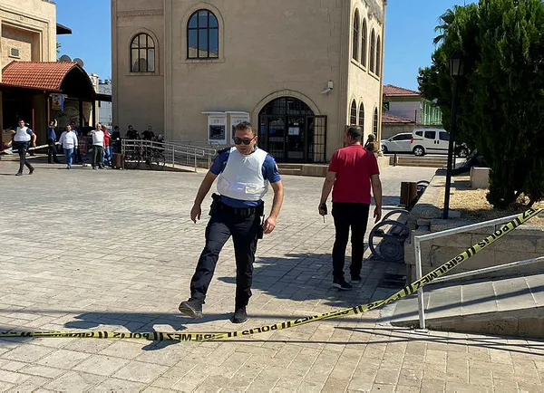 Antalya'da bankada gerçekleşen rehine krizi sona erdi: Banka müdürü ve çalınalar kurtarıldı! Zanlı gözaltında - 4