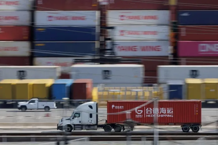 ticaret-savasi-kizisti-trumptan-tarifeleri-ikiye-katlama-karari-1741070914709.jpg raçlar, 4 Şubat 2025'te Kaliforniya, Wilmington'daki Los Angeles Limanı'ndaki China Shipping (North America) Holding Company Ltd. tesisinde Çin'den gelen nakliye konteynerlerinin yanından geçiyor. (REUTERS)