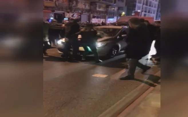 İstanbul Bahçelievler’de korku dolu anlar! Kucağında bebeği olan kadının üzerine sürdü |Video