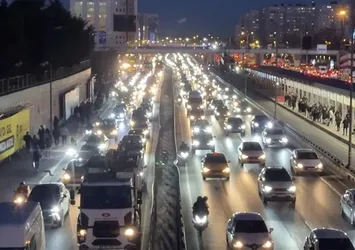 İstanbul'da trafik kilit! Yoğunluk yüzde 85'e ulaştı