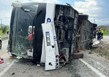 Konya'da feci kaza! Kayganlaşan yolda yolcu otobüsü devrildi: 14 yaralı