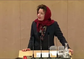 Martha Bissmann başörtü yasağını protesto etti