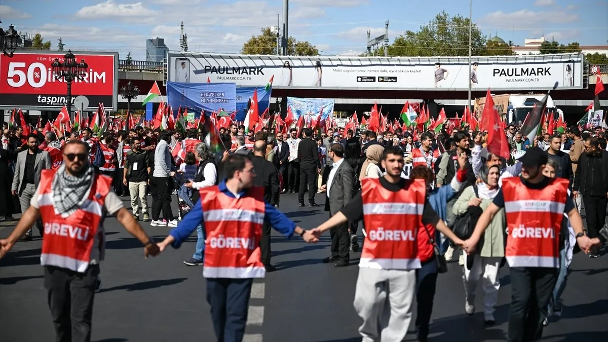 Ankara'da on binler Gazze için sokaklarda