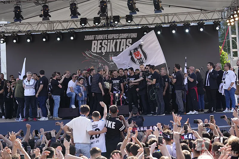 Beşiktaş Türkiye Kupası şampiyonluğunu taraftarıyla kutladı! Sahile akın ettiler... 3