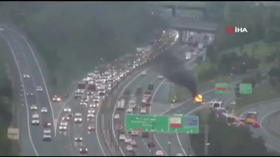 İstanbul’da minibüsün çarptığı araç alev topuna döndü! TEM Otoyolu’nda uzun kuyruklar oluştu