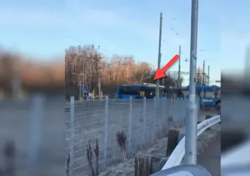 Raylara sıkışan otobüse tren çarptı