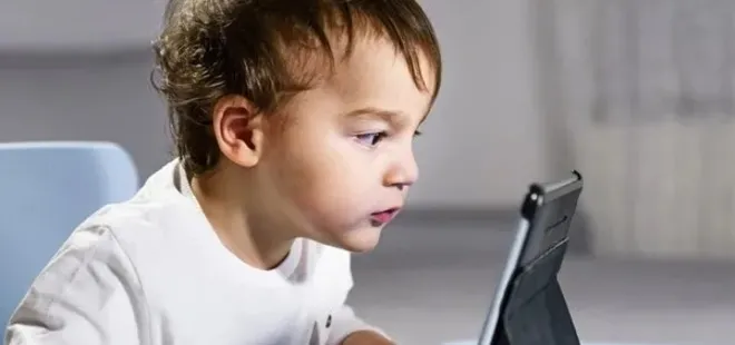 Çocuğunuz konuşmuyorsa sebebi bu alışkanlık olabilir!