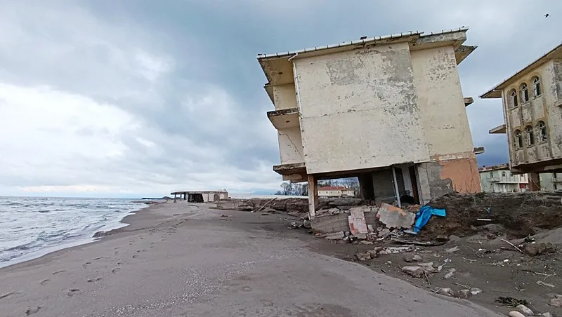 Karasu'da korkutan görüntü! Kıyı erozyonu yıkımın eşiğine getirdi - 2