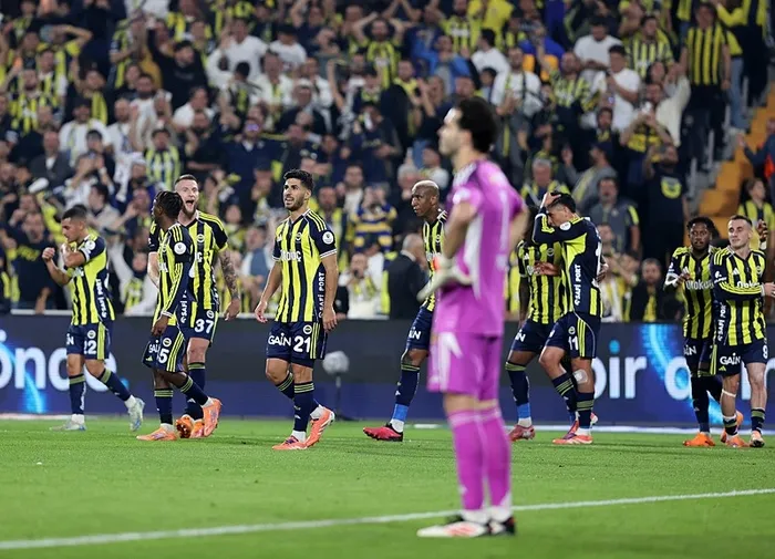 fenerbahce-milli-araya-moral-bularak-girdi-kanarya-evinde-4-gollu-gosteri-yapti-1762715706386.jpeg Fenerbahçe oyuncuları Marco Asensio'nun (21) attığı golün ardından sevinç yaşadı (AA)