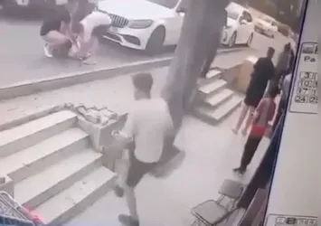 Tek yumrukla gelen ölüm! Dehşet anları kamerada