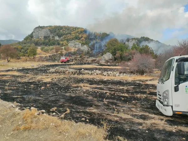 antalyada-makilik-alanda-yangin-sogutma-calismalari-suruyor-1635243413800.jpg Antalya'da makilik alanda yangın! Soğutma çalışmaları sürüyor - 1
