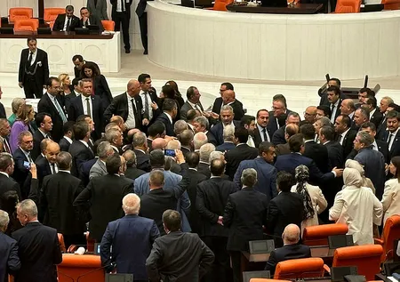 TBMM Genel Kurulu’nda yüksek tansiyon! Arbede yaşandı