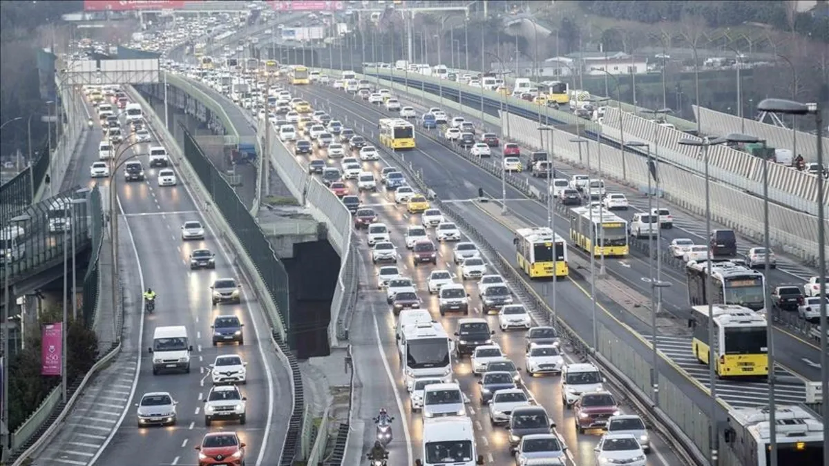 Okullar yeniden açıldı trafik yoğunluğu yüzde 70'e dayandı