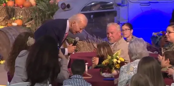 ABD Başkanı Joe Biden’dan küçük kıza tuhaf yaklaşım! Akıllara pedofili iddiasını getiren sözler