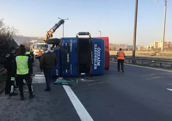 Son dakika: TEM yolunda TIR devrildi