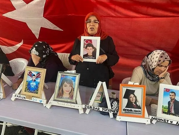 Evlat nöbeti tutan ailelerden CHP Lideri Kemal Kılıçdaroğlu’na afiş tepkisi: Anneleri görmüyor ama PKK ile barışıyor - 2