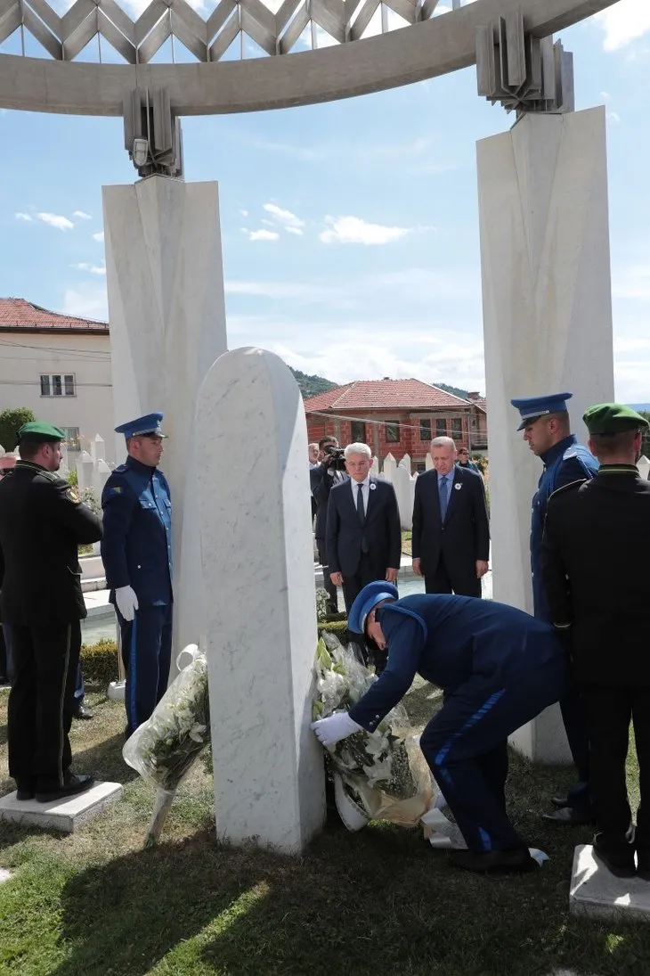 Başkan Erdoğan, Aliya İzzetbegoviç'in kabrini ziyaret etti