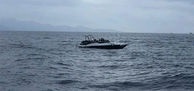 Türk kara sularına itilen fiber teknedeki 26 sığınmacı kurtarıldı