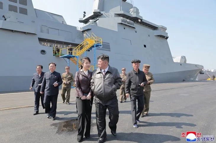 Kuzey Kore’de açılış töreninde fiyasko! Deniz destroyeri yan yattı Kim Jong Un küplere bindi