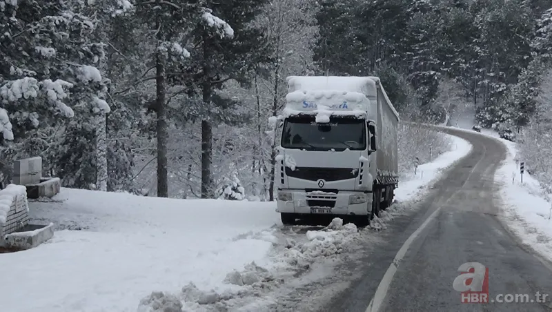 Karlı havalarda araç nasıl kullanılmalı? Sürücüler nelere dikkat etmeli? Güvenli sürüş teknikleri neler? A Haber'de anlattı 21