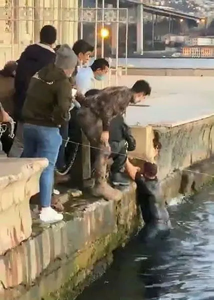 İstanbul’da fotoğraf çeken turist hayatının şokunu yaşadı! Özel Harekat Polisi böyle kurtardı - 3