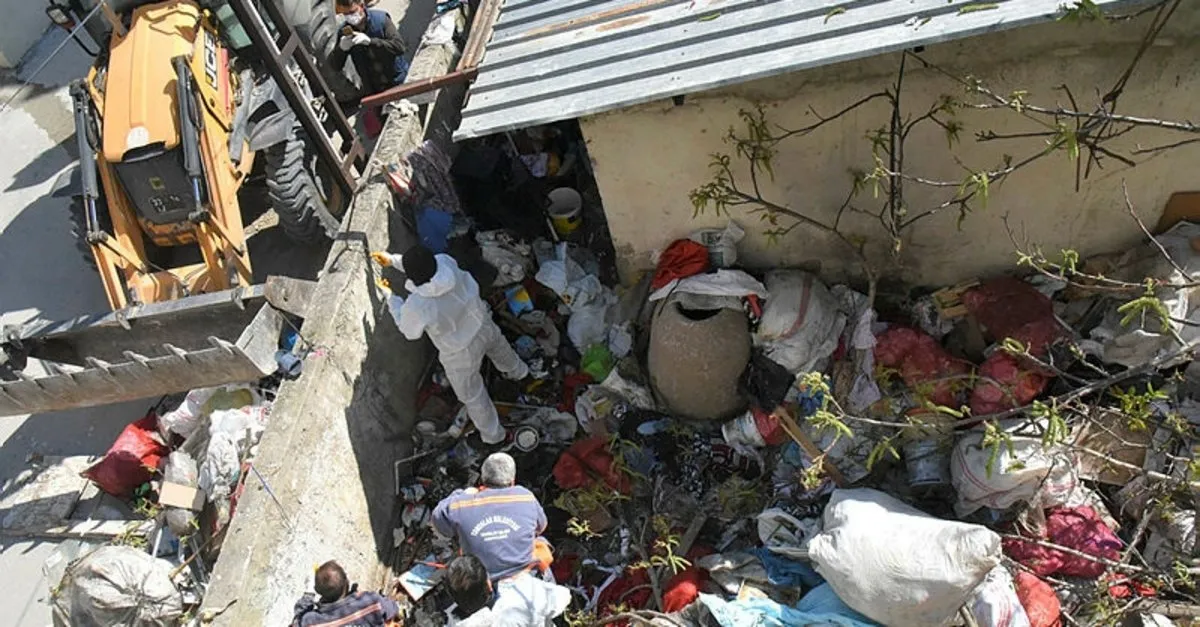 Mersin'de şoke eden manzara! Evden 15 ton çöp çıktı | Video