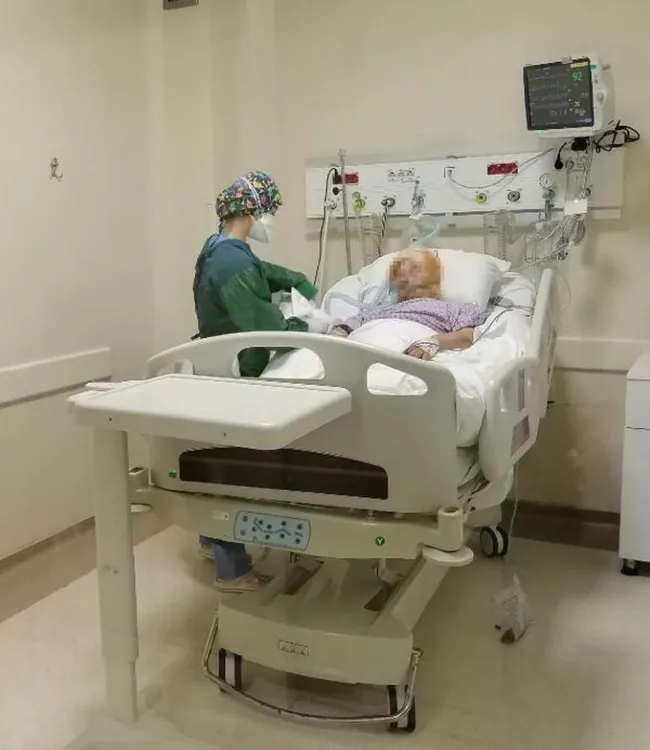 Samsun’da hemşireyi ağlatan olay! Hasta, eline 'Beni bırakma, korkuyorum' yazdı - 3