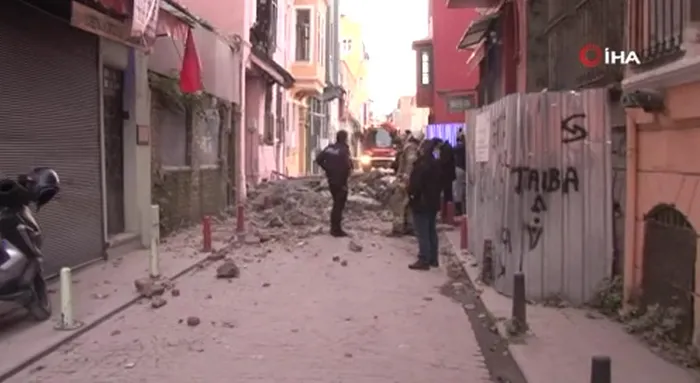 İstanbul Balat’ta metruk bina çöktü 2 kişi son anda kurtuldu! O anlar kameraya yansıdı - 4