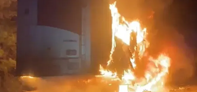 Adana'da et yüklü tırın dorsesi yandı