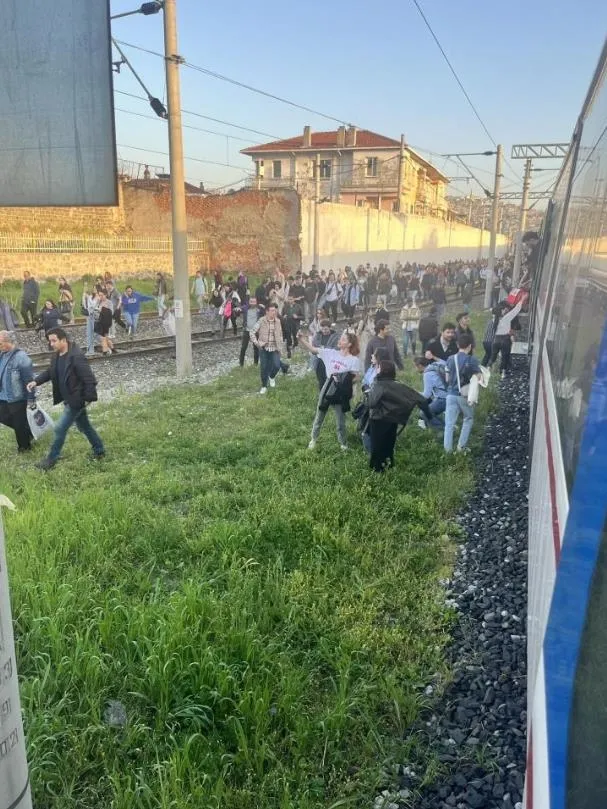 İzmir’de İZBAN kabusu! İZBAN’daki arıza vatandaşları çileden çıkardı: Yüzlerce yolcu raylarda yürüdü