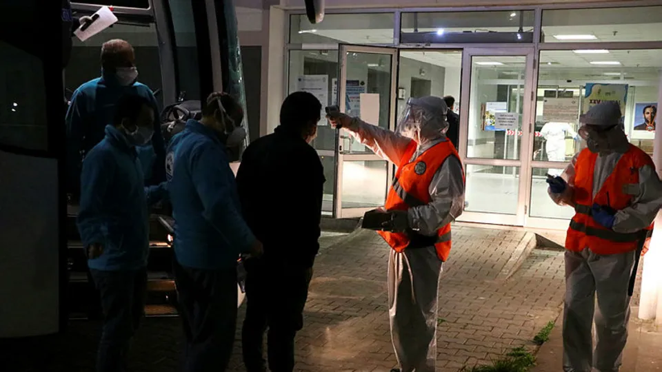 Yunanistan'da karantinaya alınan Türk vatandaşları yurda getirildi!